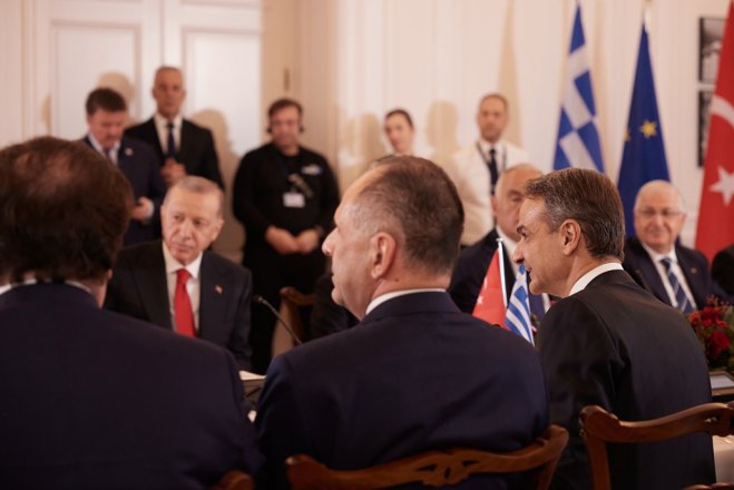 Unser Archivfoto (© Eurokinissi) entstand im Dezember 2023 während eines offiziellen Besuchs des türkischen Präsidenten Recep Tayyip Erdogan in Athen.