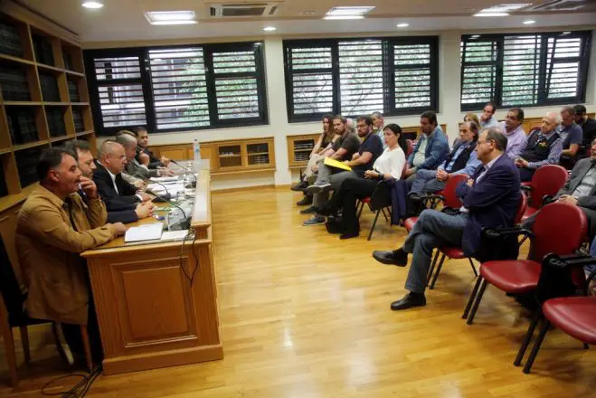 Obiges Archivfoto (© Eurokinissi) entstand während einer Pressekonferenz des Verbandes der Notare im Oktober 2016 in Athen. Das zweite Foto (unten) zeigt protestierende Bürger am 23.11.2017, die sich gegen die Möglichkeit der Versteigerung ihres Besitzes einsetzen.