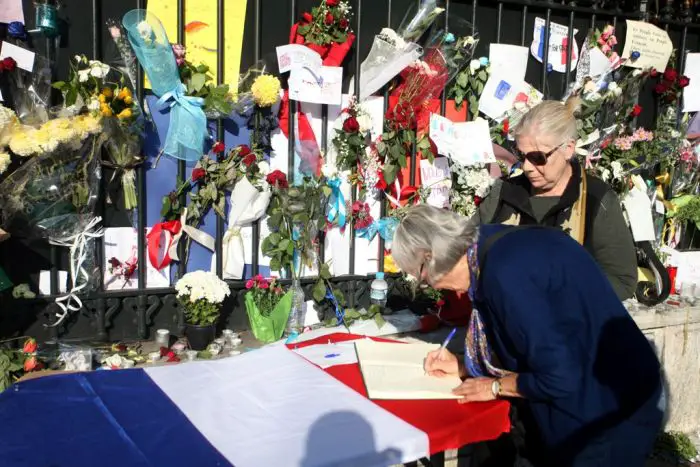 Flaggen auf Halbmast – Griechenland trauert mit Frankreich