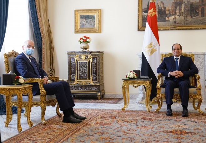 Unser Foto (© Eurokinissi) zeigt Griechenlands Außenminister Nikos Dendias (l.) zu Besuch beim ägyptischen Staatspräsidenten Abdel Fatah El-Sisi.