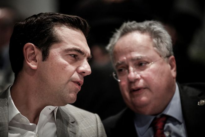Unser Archivfoto (© Eurokinissi) zeigt den griechischen Ministerpräsidenten Alexis Tsipras (l.) mit seinem Außenminister Nikos Kotzias.