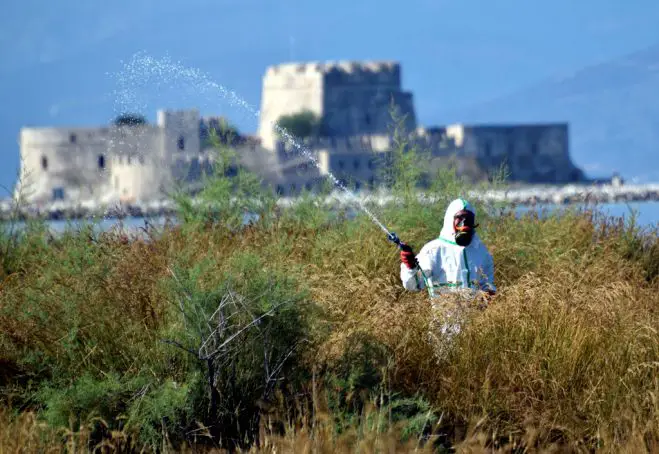 Unser Foto (© Eurokinissi) entstand vor den Toren der Stadt Nafplio auf der Peloponnes, wo die Behörden gegen die Mückenplage mit Schädlingsbekämpfungsmitteln vorgingen.