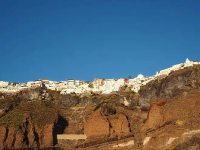 Unser Foto (© GZ / Franziska Gömmel) zeigt die Insel Santorin.