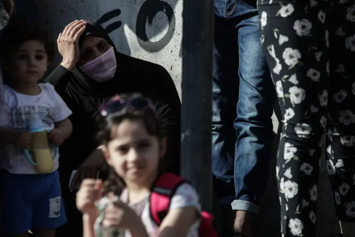 Unser Foto (© Eurokinissi) entstand am Donnerstag (11.6.) vor Asylbehörde in Athen.
