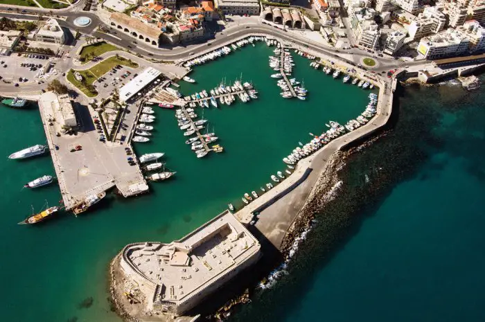 Foto (© kb): Der venezianische Hafen mit Koules und Schiffshallen.