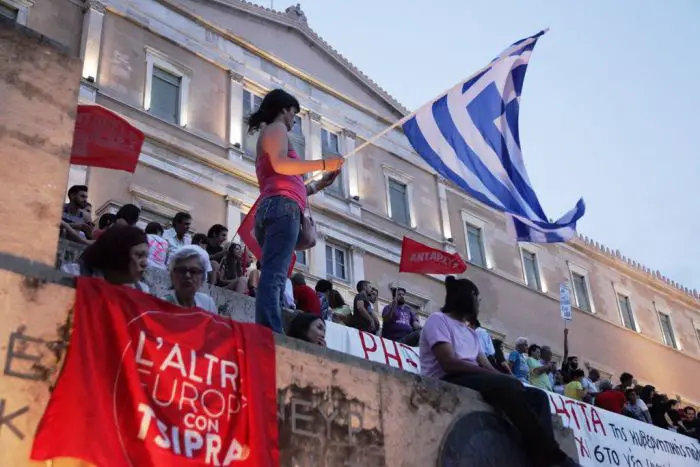Griechen demonstrieren sowohl für als auch gegen den Euro