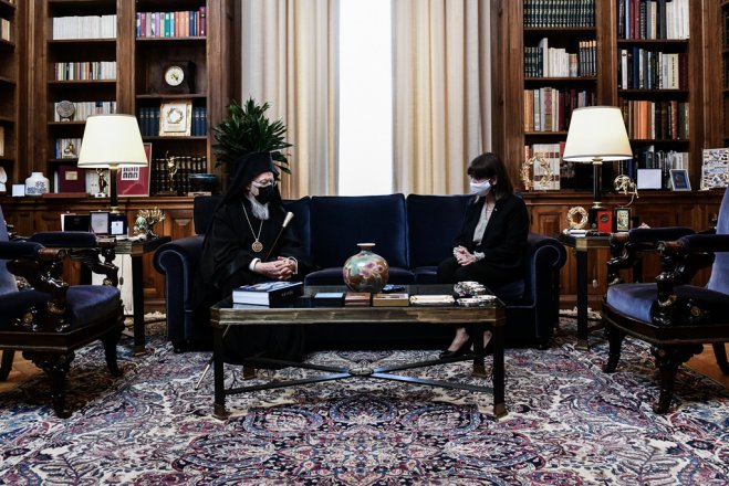 Unsere Fotos (© Eurokinissi) entstanden am Dienstag (23.11.) während eines Treffens zwischen der griechischen Staatspräsidentin Katerina Sakellaropoulou und dem Ökumenischen Patriarchen Bartholomäus.