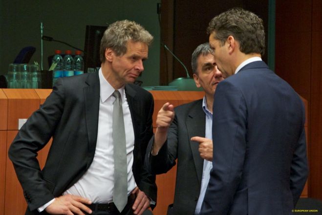 Unser Archivfoto (© Eurokinissi) zeigt den griechischen Finanzminister Evklidis Tsakalotos während eines Treffens der Eurogruppe im Gespräch mit dem Vorsitzenden der Eurogruppe Jeroen Dijsselbloem und dem IWF-Vertreter Poul Thomsen Anfang des Jahres 2016.