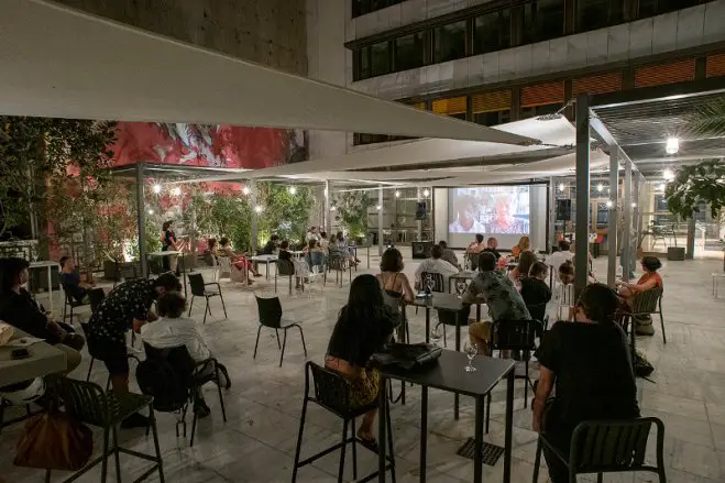 Unsere Fotos (© Vangelis Patsialos/Goethe-Institut Athen) zeigen Eindrücke des Filmabends und der anschließenden Diskussion auf der neu renovierten Terrasse.