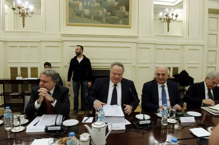 Unser Foto (© Eurokinissi) entstand am 23. Dezember, als unter Federführung des Außenministers Nikos Kotzias (m.) in Athen der Nationale Rat für Außenpolitik tagte. Ausschließliches Thema war die Lösung des Zypernproblems.