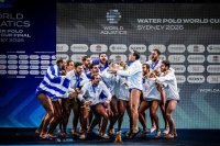 Unser Foto (© Eurokinissi) zeigt Griechenlands Herren-Nationalmannschaft im Wasserball am Sonntag (26.7.) nach ihrem Sieg in Sydney.