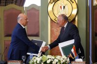 Unser Archivfoto (© Eurokinissi) entstand während eines Treffens zwischen dem griechischen Außenminister Nikos Dendias und seinem ägyptischen Amtskollegen Samih Schukri.