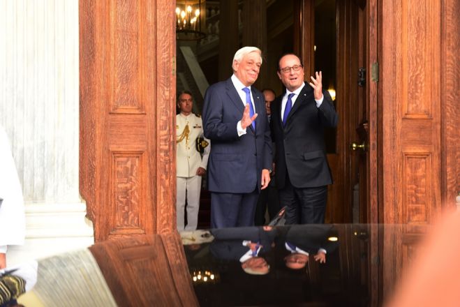 Unser Archivfoto zeigt Staatspräsident Pavlopoulos (l.) während eines früheren Treffens mit seinem französischen Amtskollegen Hollande am 9. September 2016 vor seinem Amtssitz in Athen.