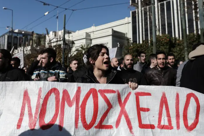 Unsere Fotos (© Eurokinissi) entstanden während einer Demonstration im Bildungsbereich, die am Donnerstag (23.1.) in Athen stattfand.