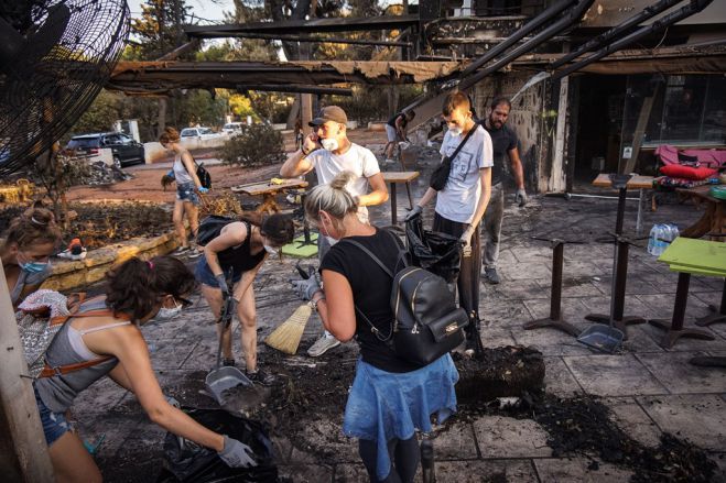 Fotos (© Eurokinissi): Reinigungsaktion von Ehrenamtlichen in Mati in Ostattika nach dem verheerenden Waldrand vom 23.7.