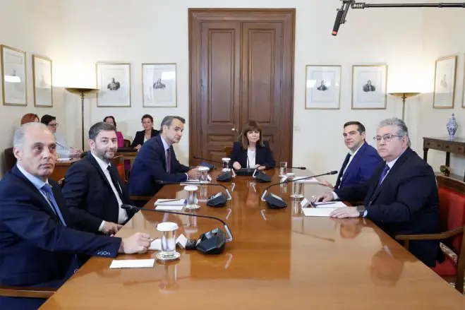 Staatspräsidentin Katerina Sakellaropoulou lud die Vorsitzenden der fünf Parlamentsparteien zu einem Gipfeltreffen in ihren Amtssitz. (©Eurokinissi) 
