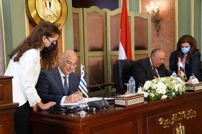 Unser Foto zeigt den griechischen Außenminister Nikos Dendias (l.) während der Unterzeichnung des Vertrages über die Festlegung der Ausschließlichen Wirtschaftszonen mit seinem ägyptischen Amtskollegen Samih Hasan Schukri Salim.
