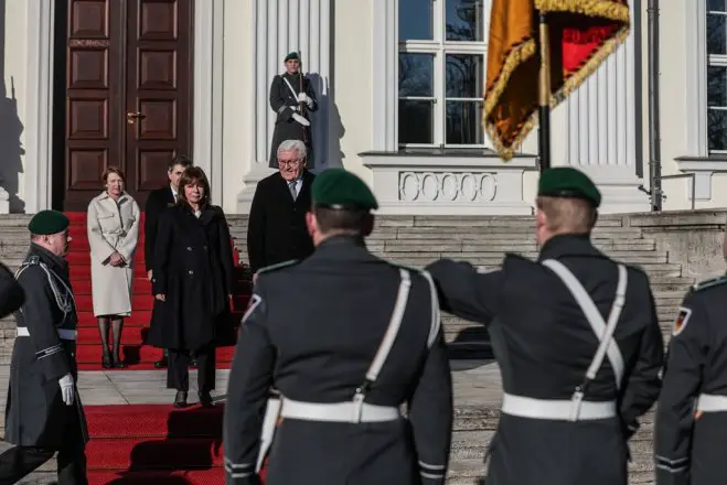 Unser Foto (© Eurokinissi) zeigt Staatspräsidentin Sakellaropoulou in Berlin.