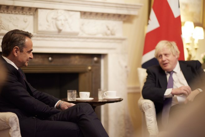 Unsere Fotos (© Eurokinissi) entstanden während eines Treffens zwischen Premierminister Kyriakos Mitsotakis (l.) und seinem britischen Amtskollegen Boris Johnson.
