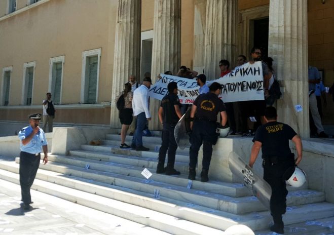 Anarchistische Gruppe sorgt für Unruhe vor dem Parlament