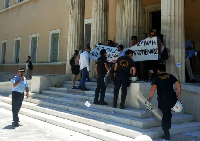 Anarchistische Gruppe sorgt für Unruhe vor dem Parlament