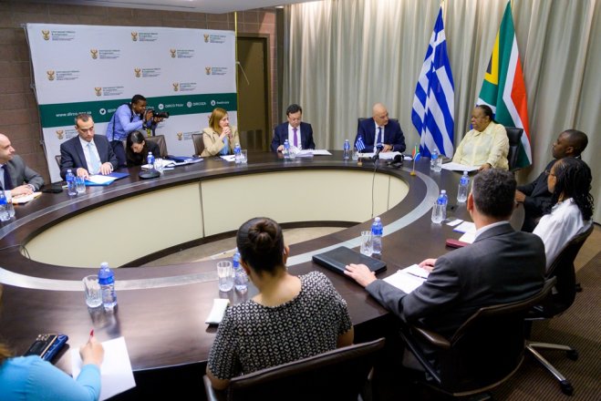 Unser Archivfoto (© Eurokinissi) zeigt den griechischen Außenminister Dendias beim Treffen mit seinem Amtskollegen in der südafrikanischen Hauptstadt Pretoria.