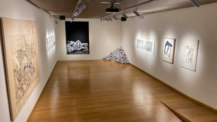Unser Foto (© / cca) zeigt einen der Ausstellungsräume von „Paper“.