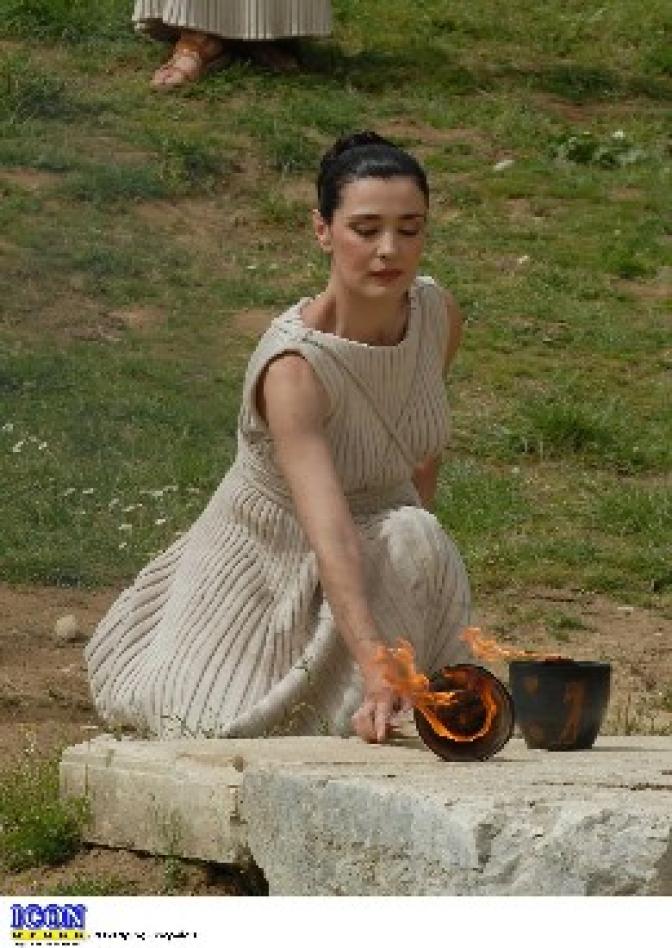 Olympische Flamme im antiken Olympia entzündet