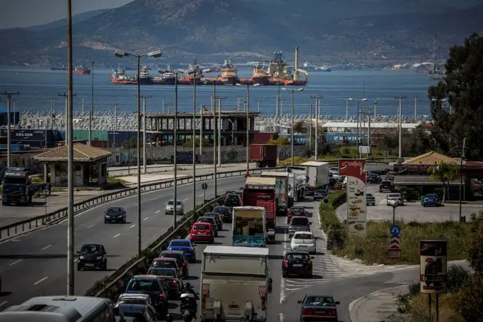 Unser Foto (© Eurokinissi) entstand am Donnerstag dieser Woche (5.4.) auf der Nationalstraße Athen-Korinth. Im Hintergrund das Meer bei Skaramankas.