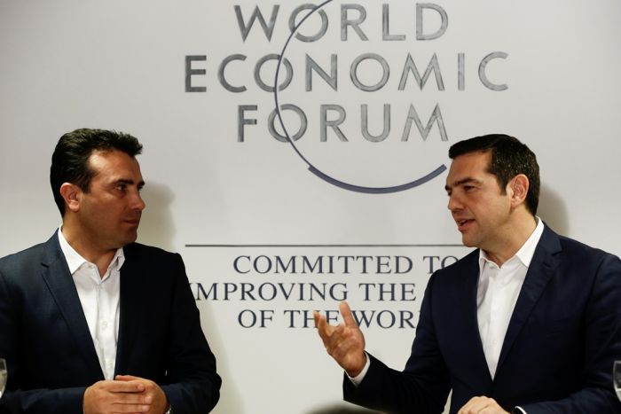 Unsere Fotos (© Eurokinissi) zeigen Ministerpräsident Tsipras (r.) mit seinem Amtskollegen Zaef in Davos. 