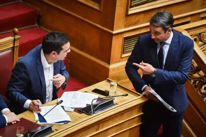 Unser Foto (© Eurokinissi) zeigt Ministerpräsident Alexis Tsipras (l.) im Parlament während eines Wortgefechtes mit dem Oppositionsführer Kyriakos Mitsotakis (ND).