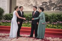 Unser Archivfoto entstand im Mai 2017 während eines offiziellen Besuches von Ministerpräsident Alexis Tsipras (m. l.) in Peking.