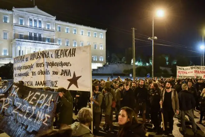 Unser Foto (© Eurokinissi) entstand bei der Solidaritäts-Kundgebung am Donnerstagabend vor dem Parlament in Athen.