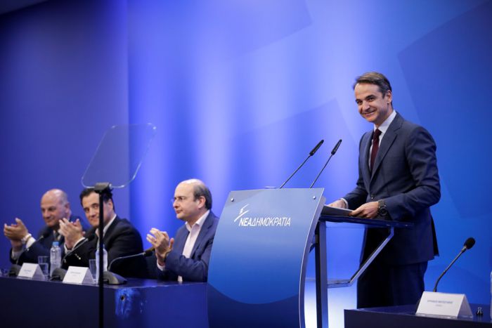 Unser Foto (© Eurokinissi) zeit Kyriakos Mitsotakis am Mittwoch während seiner Rede vor dem politischen Komitee der ND.