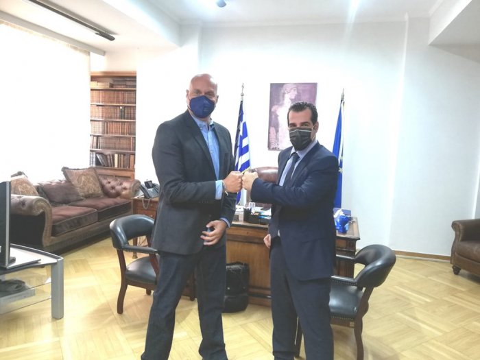 Unser Foto (© Eurokinissi) zeigt den neuen Vorsitzenden des Gesundheitsdienstes Theoklis Zaousis nach einem Treffen mit Gesundheitsminister Thanos Plevris.