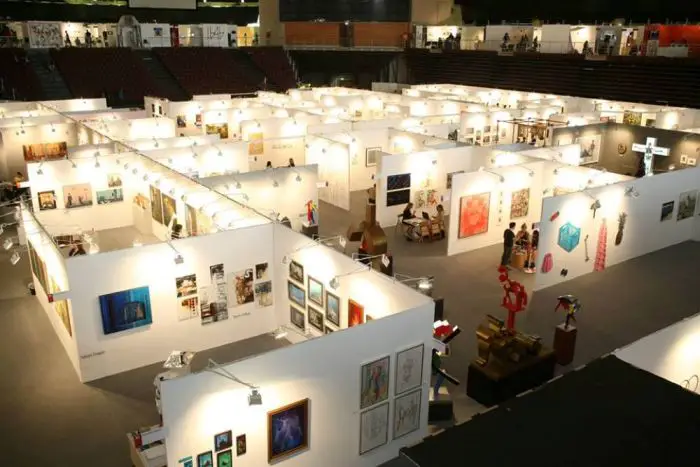 Das Foto © Art Athina wurde auf einer vorigen Kunstmesse aufgenommen. 