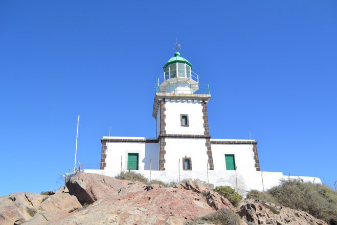 Das Foto (© GZ / Jan Hübel) zeigt einen sehenswerten Leuchtturm auf der Ägäisinsel Santorini in der Nähe des Ortes Akrotiri im Süden der Insel.