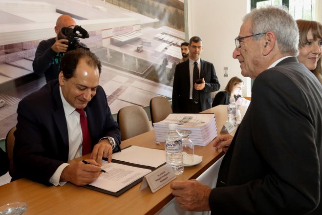 Unser Foto (© Eurokinissi) zeigt den Transportminister Christos Spirtzis bei Unterzeichnung des Vertrags.