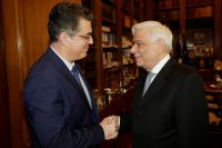 Unsere Fotos (© Eurokinissi) entstanden während eines Treffens zwischen dem angehenden Präsidenten des Europäischen Gerichtshofes für Menschenrechte Linos-Alexandros Sisilianos (l.) und dem griechischen Staatspräsidenten Prokopis Pavlopoulos.