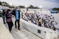 Unser Foto (© Eurokinissi) stammt von einer Veranstaltung im Veakio-Theater in Piräus im Mai kurz nach dem Ende des Lockdowns. 