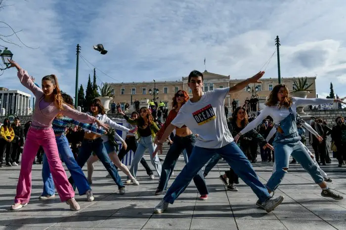 Ein Symbolbild mit Tanzaufführungen vor dem Parlament (© Eurokinissi).