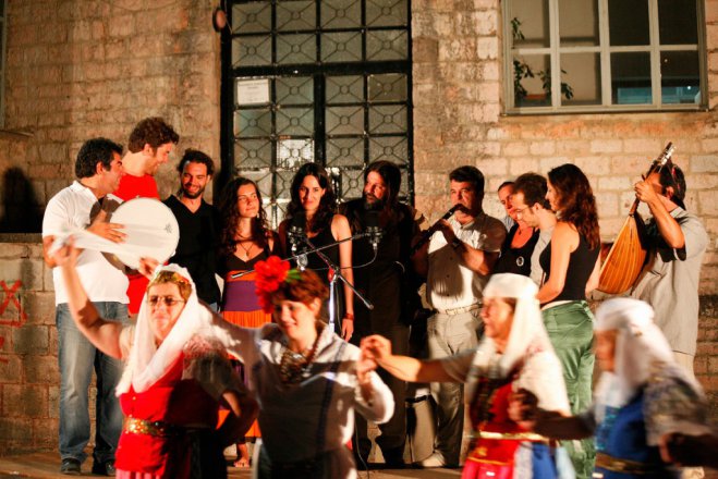 Unser Foto (© yppo) zeigt eine polyphone Musikgruppe aus Epirus.