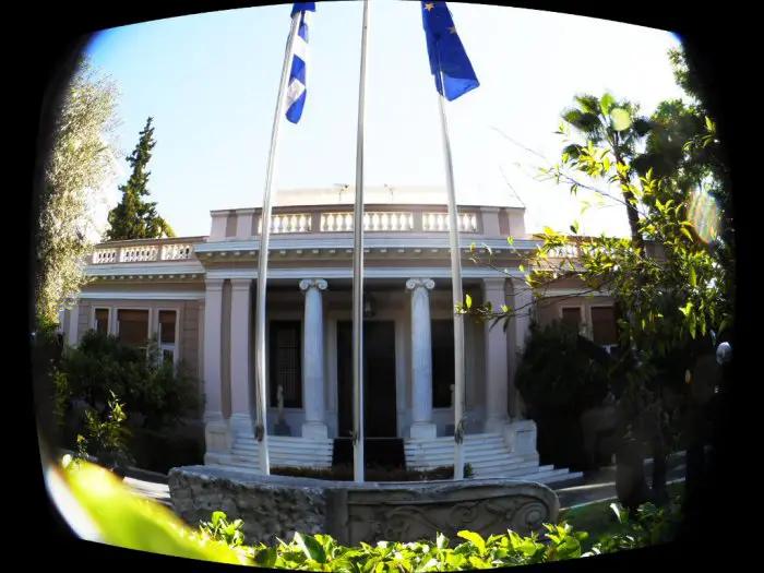 Unser Archivfoto (© Eurokinissi) entstand vor dem Amtssitz des Ministerpräsidenten, dem Megaron Maximou.