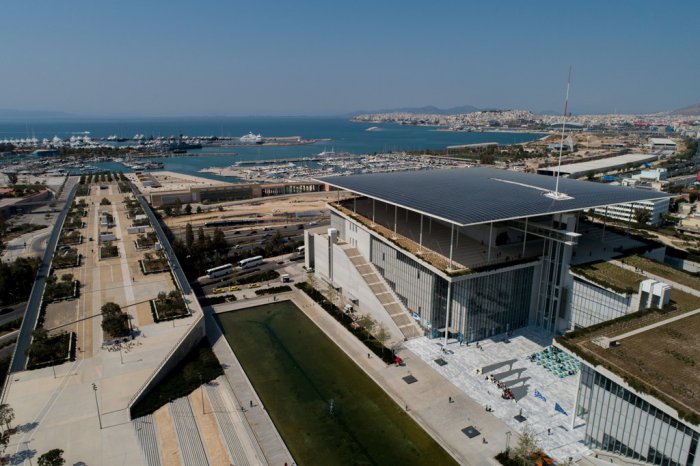 Das Foto (© Eurokinissi) zeigt im Hintergrund den Veranstaltungsort direkt am Meer: Water Plaza.
