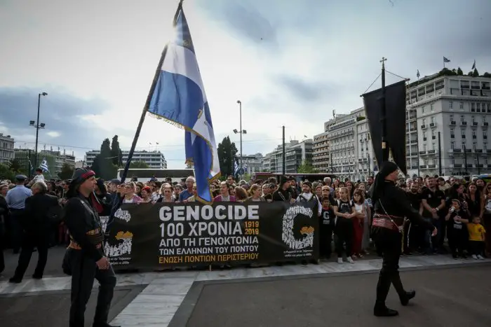 Unser Archivfoto (© Eurokinissi) entstand am Sonntag (19.5.) vor dem Parlament in Athen. Gemeinden von Pontus-Griechen führten hier eine Demonstration mit dem Anliegen durch, dass der Genozid an die Pontus-Griechen international anerkannt wird.