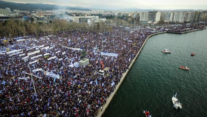 Unsere Fotos (© Eurokinissi) entstanden während der Kundgebung in Thessaloniki am Sonntag. 