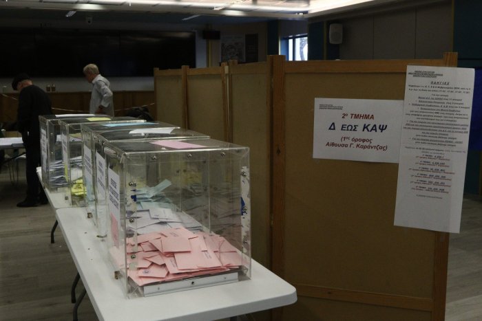 Unser Archivfoto (© Eurokinissi) zeigt ein Wahllokal in Griechenland - dieses muss zur anstehenden Europawahl nicht mehr zwangsläufig aufgesucht werden, um seine Stimme abzugeben.