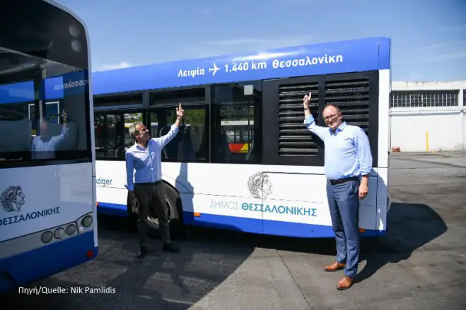 Bürgermeister Zervas (l.) und Vizebürgermeister Hörning mit „ihren“ Bussen (Foto: dth)