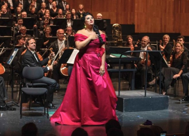 Unser Foto (© Anita Rachvelishvili) zeigt die georgische Opernsängerin bei einem Konzert im Rahmen der Salzburger Festspiele 2019.