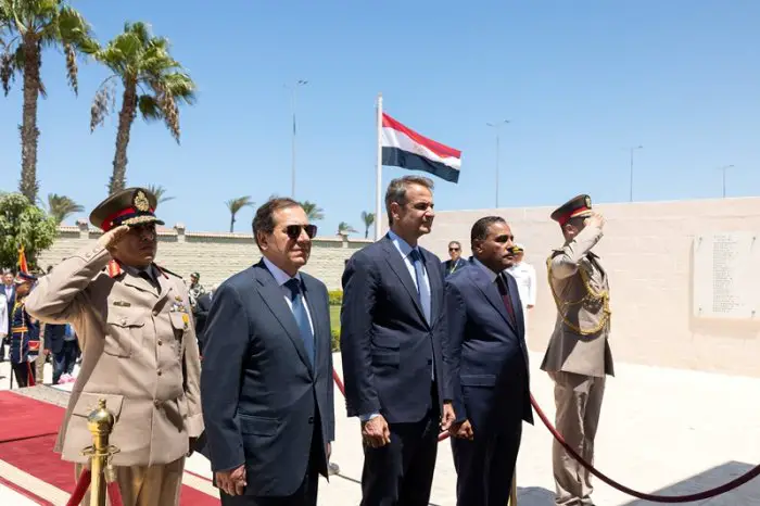 Unser Foto (© Eurokinissi) zeigt Ministerpräsident Kyriakos Mitsotakis (m.) bei seinem jüngsten Besuch in Ägypten.